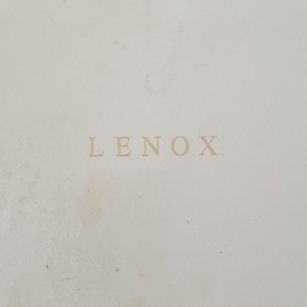 New In Box Vintage 1970s Lenox Fine Porcelain Vase. Embossed With Gold Rim - Picture 5 of 9